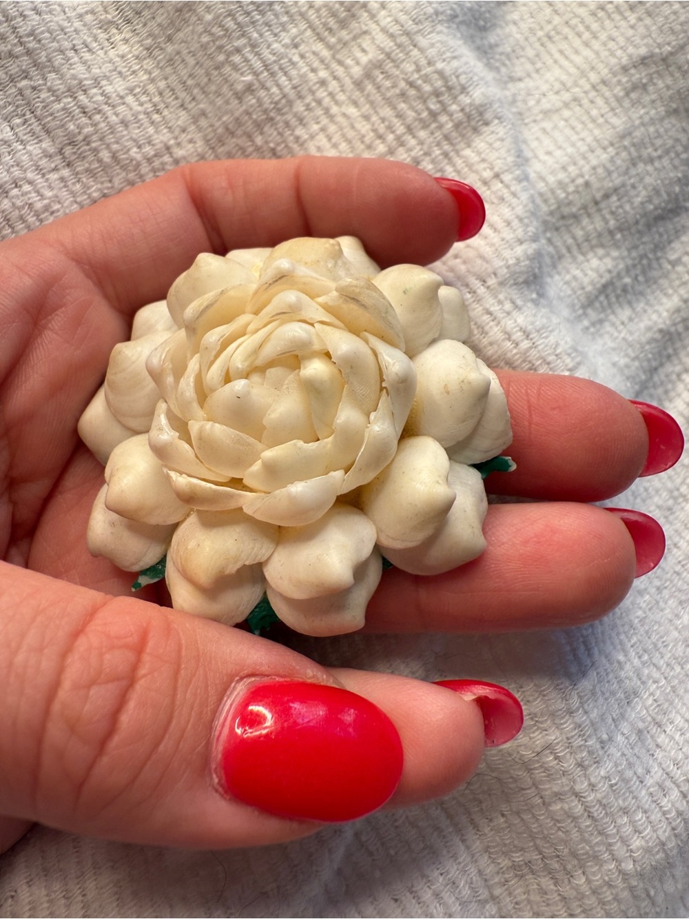 Vintage 1950s Shell Tiki Romantic Brooch - Picture 3 of 7
